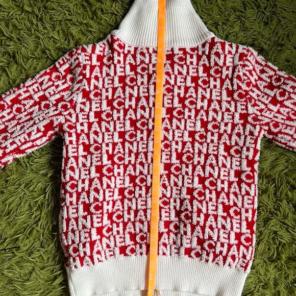 CHANEL 2007 FLUFFY RED AND WHITE ZIP UP - Picture 5 of 6